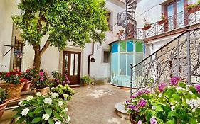 La Dimora: Relax In A Lovely Garden